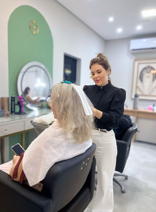 Cassieli aplicando mechas em cliente no salão Mon Belle
