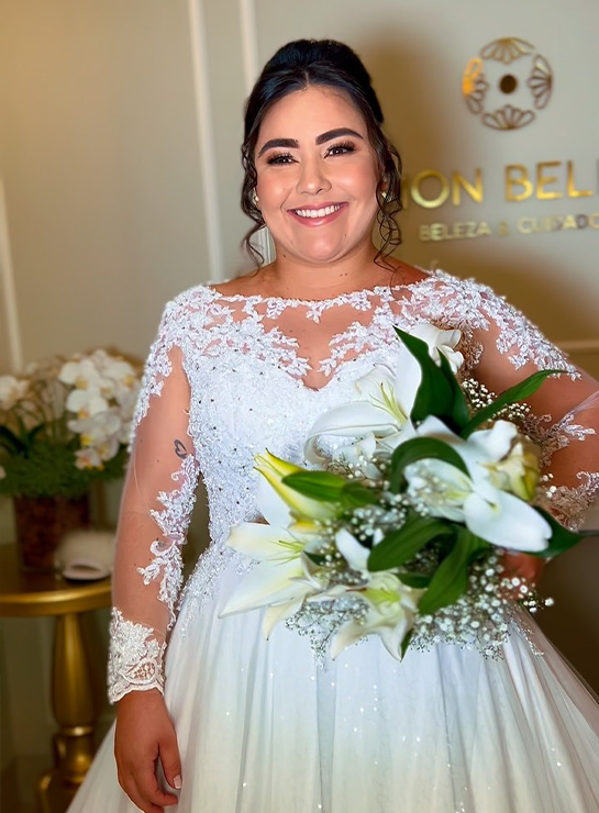Noiva sorridente com vestido rendado e buquê de lírios