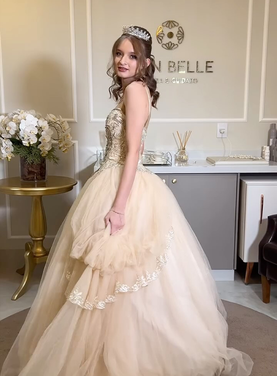 Noiva com vestido volumoso dentro do espaço Mon Belle