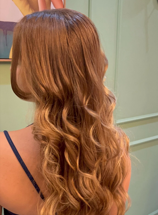 Cabelo com mechas iluminadas e ondas modeladas
